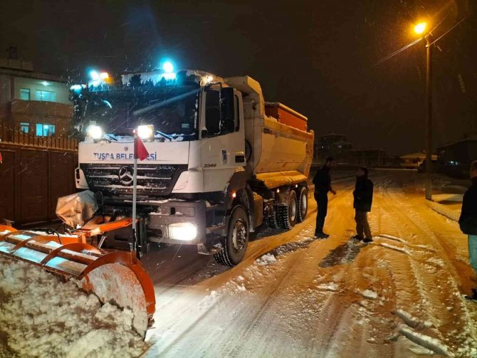Tuşba Belediyesinin Karla Mücadelesi Devam Ediyor