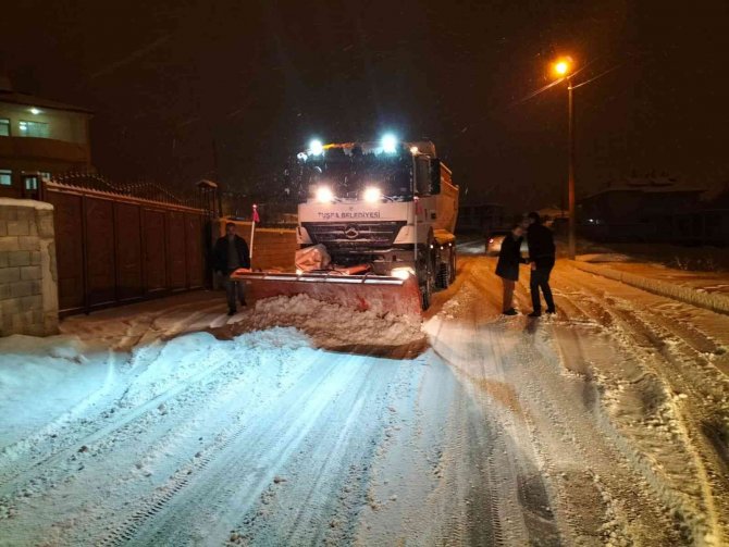 Tuşba Belediyesinin Karla Mücadelesi Devam Ediyor