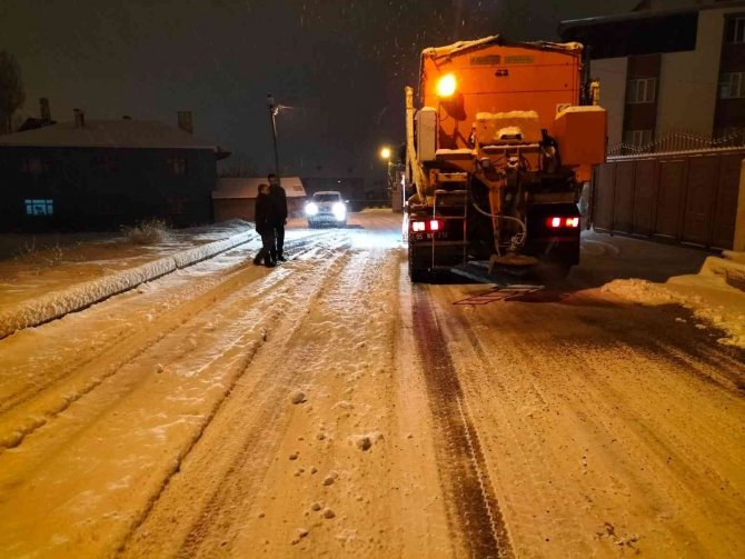 Tuşba Belediyesinin Karla Mücadelesi Devam Ediyor