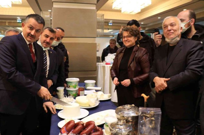 Bakan Pakdemirli, Coğrafi İşaret Tescilli Manda Yoğurdunu Elleriyle Kesti