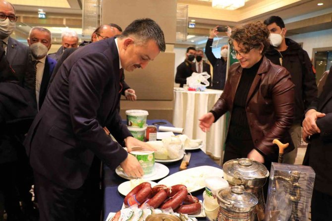 Bakan Pakdemirli, Coğrafi İşaret Tescilli Manda Yoğurdunu Elleriyle Kesti