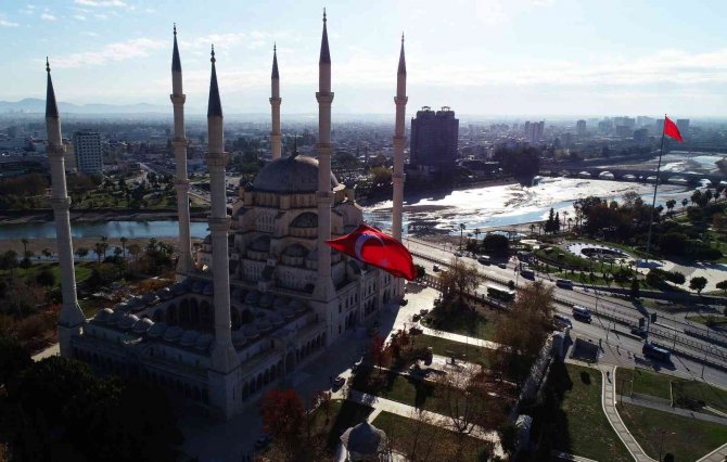 Türkiye’nin En Büyük İlk Türk Bayrağı Merkez Camisi’ne Asıldı