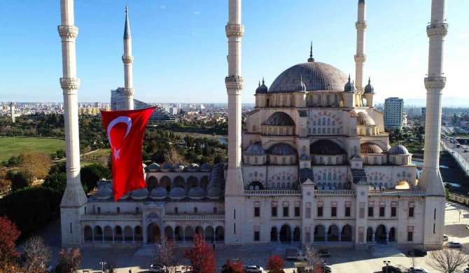 Türkiye’nin En Büyük İlk Türk Bayrağı Merkez Camisi’ne Asıldı