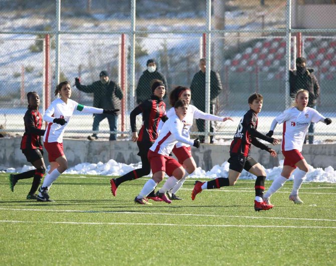 Turkcell Kadın Futbol Süper Ligi: Sivasspor: 1 - Fatih Karagümrük: 3