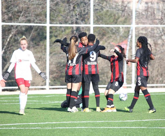 Turkcell Kadın Futbol Süper Ligi: Sivasspor: 1 - Fatih Karagümrük: 3