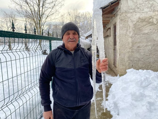 Bartın’da Bir Metrelik Buz Sarkıtları Oluştu