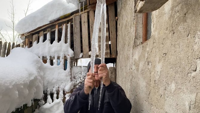 Bartın’da Bir Metrelik Buz Sarkıtları Oluştu