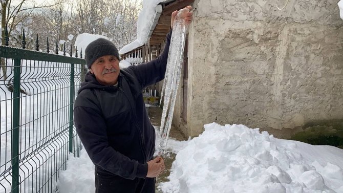 Bartın’da Bir Metrelik Buz Sarkıtları Oluştu