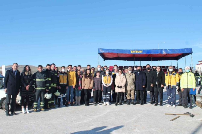 Dondurucu Soğukta Sağlık Personeli Ve Üniversitesi Öğrencilerden Gerçeği Aratmayan Tatbikat