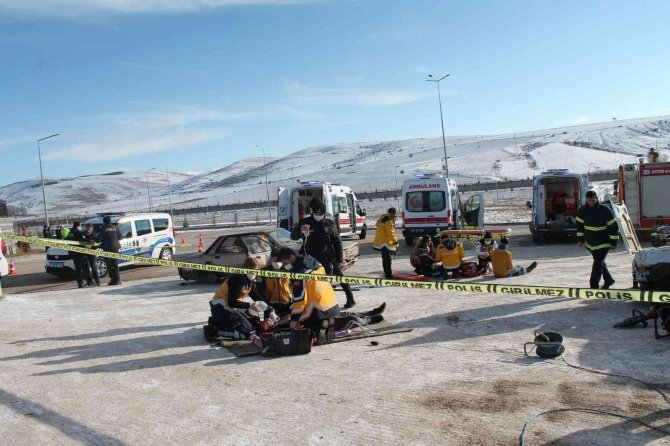 Dondurucu Soğukta Sağlık Personeli Ve Üniversitesi Öğrencilerden Gerçeği Aratmayan Tatbikat