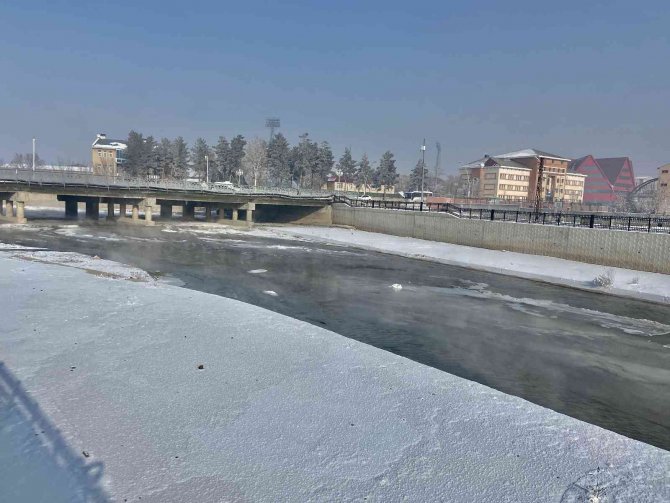 Ağrı’da Termometreler Eksi 28 Dereceyi Gösterdi