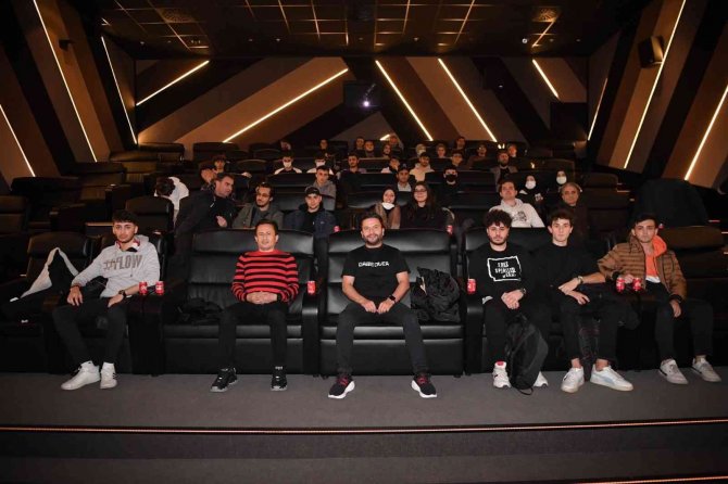 Başkan Yazıcı, Gençlerle Birlikte İzlediği Matrix Filmini Yorumladı