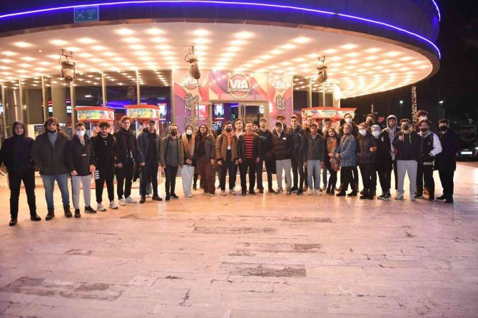 Başkan Yazıcı, Gençlerle Birlikte İzlediği Matrix Filmini Yorumladı