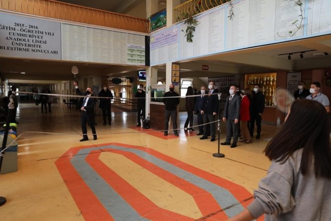 Vali Atay, Öğrencilerle Badminton Oynadı