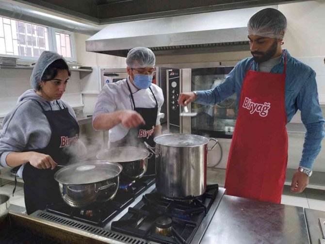 Üniversiteliler, Derste Yaptığı Etli Pilavı Arkadaşlarına İkram Etti