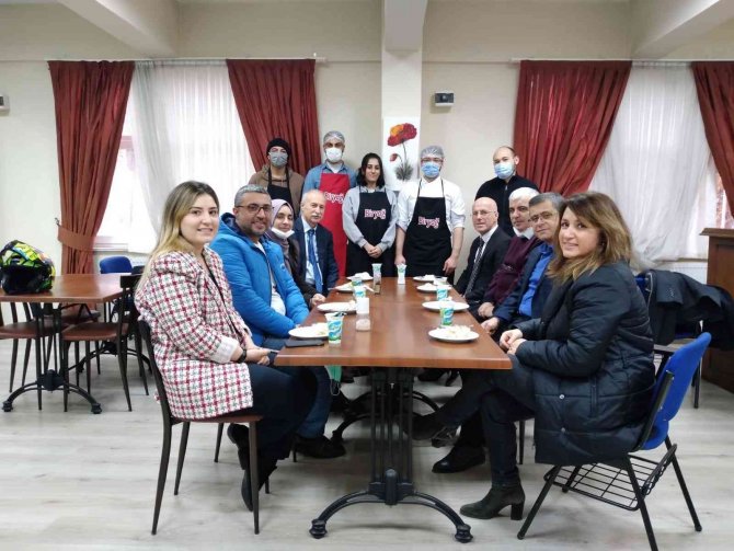 Üniversiteliler, Derste Yaptığı Etli Pilavı Arkadaşlarına İkram Etti