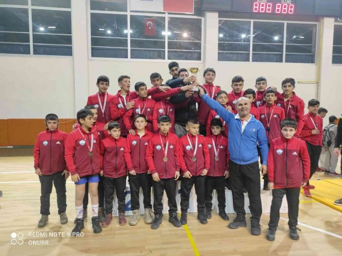 Eleşkirt’li Güreşçiler Iğdır’da Şampiyon Oldu