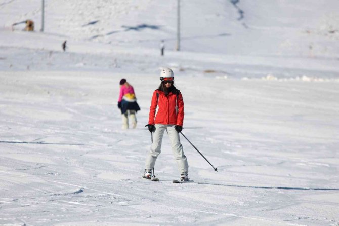 Erciyes’te Sezon Açıldı, Kayakseverler Pistlere Koştu
