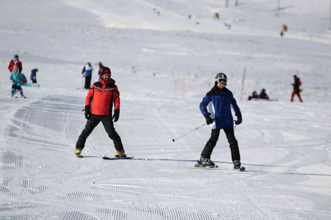 Erciyes’te Sezon Açıldı, Kayakseverler Pistlere Koştu