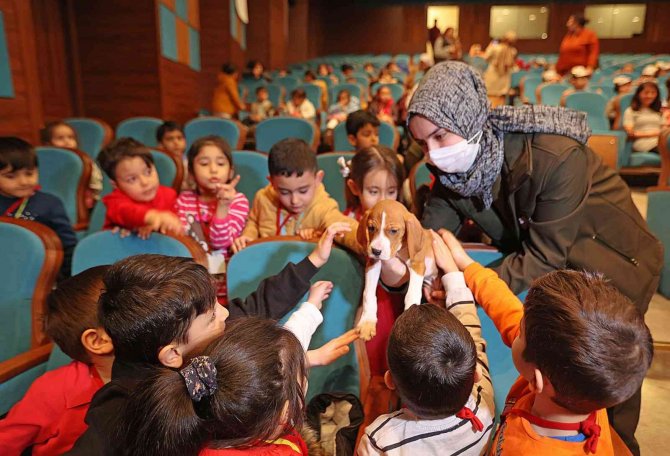 Esenyurt’ta Çocuklara Hayvanları Sevdiren Gösteri