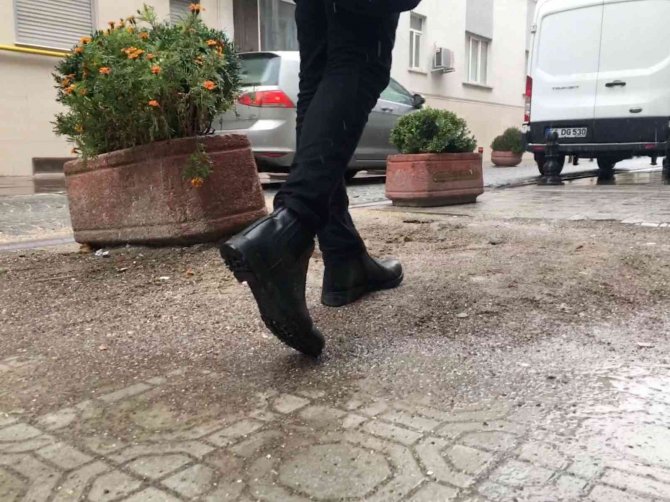 İ̇nşaat Artığı Kum Yığını 5 Aydır Temizlenmeyi Bekliyor
