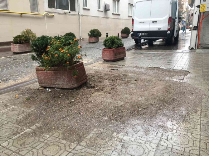 İ̇nşaat Artığı Kum Yığını 5 Aydır Temizlenmeyi Bekliyor