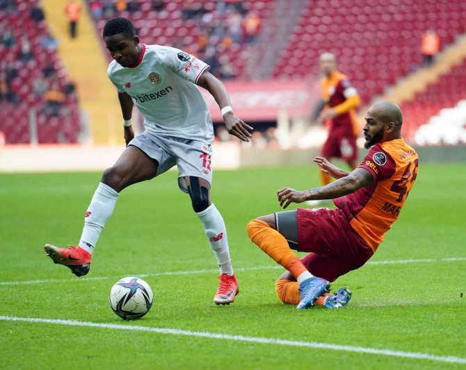 Marcao İle Kerem Aktürkoğlu Cezalı Duruma Düştü