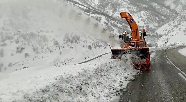 Yüksekova’da Kar Temizleme Çalışması Karayollarına Emanet