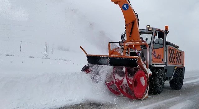 Yüksekova’da Kar Temizleme Çalışması Karayollarına Emanet