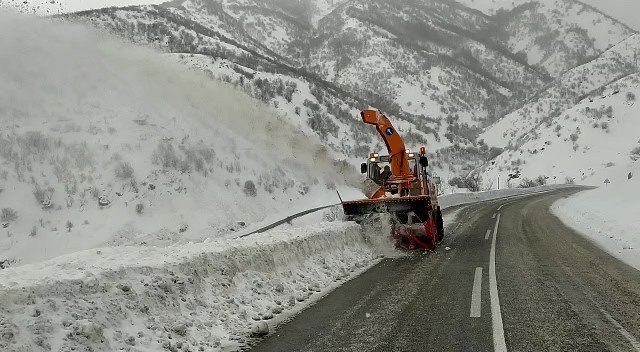 Yüksekova’da Kar Temizleme Çalışması Karayollarına Emanet