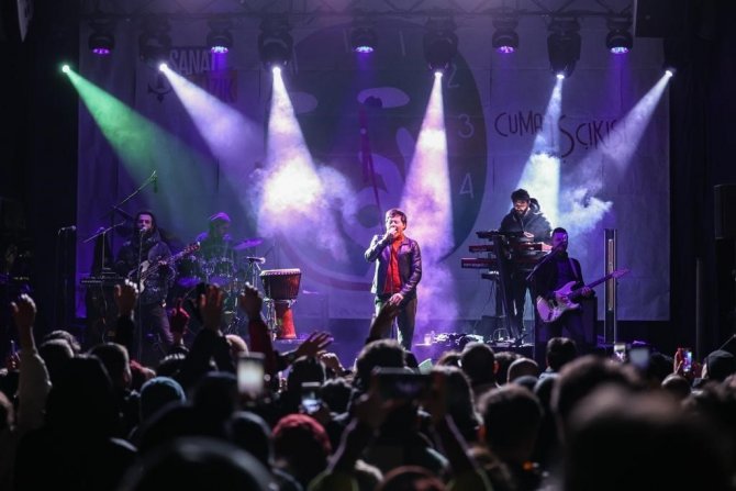 ’Cuma İ̇ş Çıkışı’ Konserlerinde Mirkelam Sahne Aldı