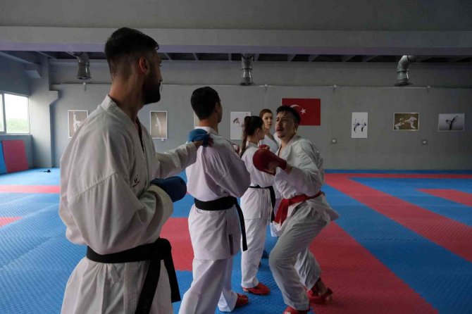 Geleceğin Karate Antrenörleri Bilimsel Yöntemlerle Yetiştiriliyor
