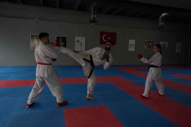 Geleceğin Karate Antrenörleri Bilimsel Yöntemlerle Yetiştiriliyor