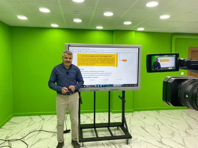 Öğrtmenler, Öğrenciler İçin Kamera Karşısına Geçti