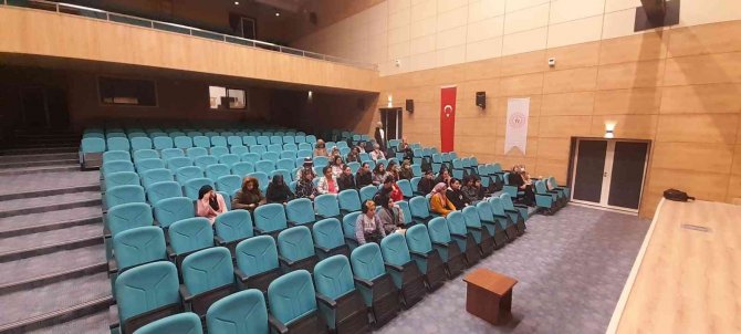 Üniversite Öğrencileri Kurslar Hakkında Bilgilendirildi