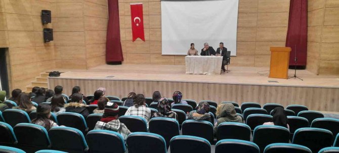 Üniversite Öğrencileri Kurslar Hakkında Bilgilendirildi