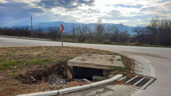 Kavşaktaki Çökme, Sürücüleri Tedirgin Ediyor