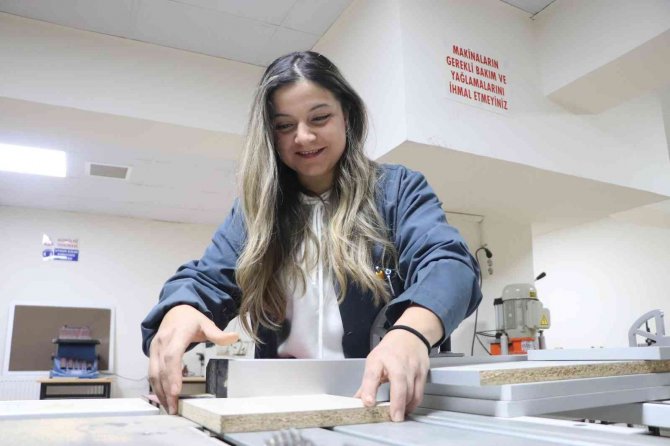 Kadın Mobilya Ustası, Sektörün Aranan Elemanı Oldu