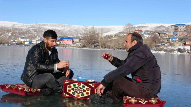 Donan Çıldır Gölü Üzerinde Çay Keyfi