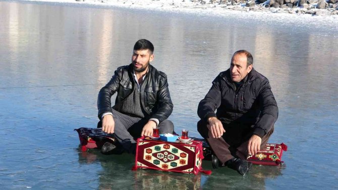Donan Çıldır Gölü Üzerinde Çay Keyfi