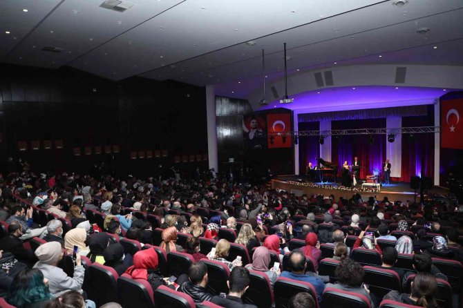 Talas Belediyesi 2021’i ‘Melihat Gülses Ve Tanini Trio’ Konseri İle Bitirdi