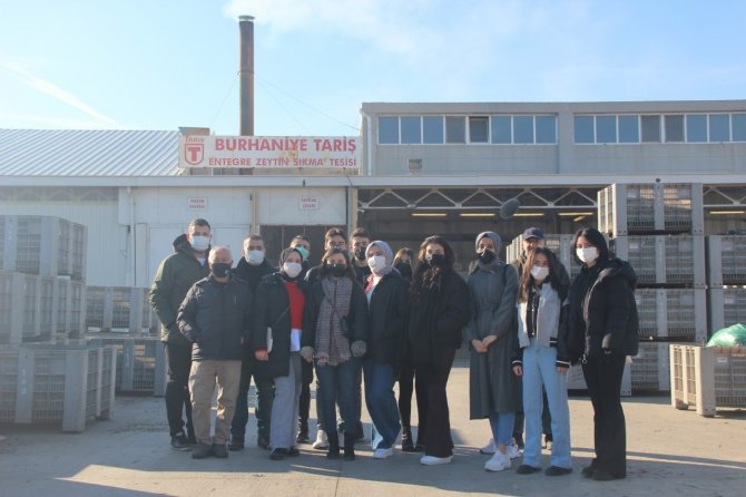 Burhaniye’de Üniversiteli Gençlerden Zeytinyağı Fabrikasına Teknik Gezi