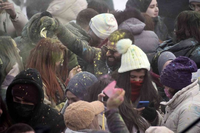 Soğuğa Aldırmadan Boya Festivalinde Gönüllerince Eğlendiler