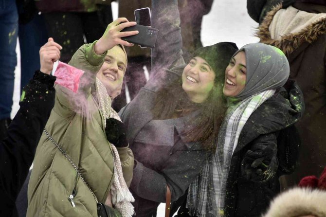 Soğuğa Aldırmadan Boya Festivalinde Gönüllerince Eğlendiler