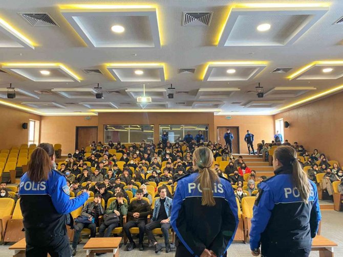 Vanlı Öğrenciler Vanlı Çocukların Kahramanlığını İzledi
