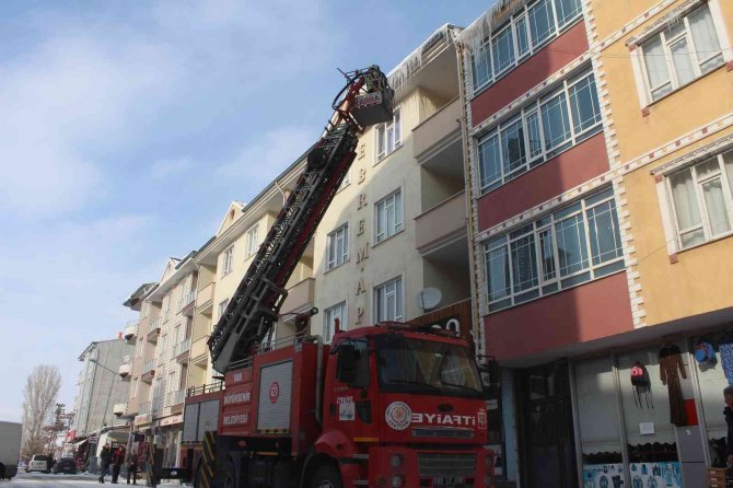 Tehlike Saçan Buz Kütleleri Temizlendi