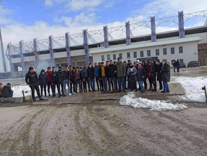 Şuhutlu Öğrencilerden Afyonspor’a Pankartlı Destek