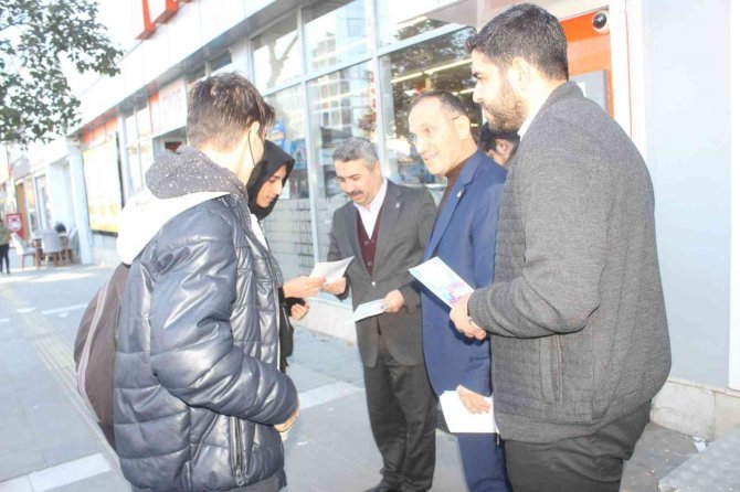 Ak Parti Adıyaman’da Yapılan Yatırım Ve Hizmetleri Anlatan Broşürler Dağıtıyor