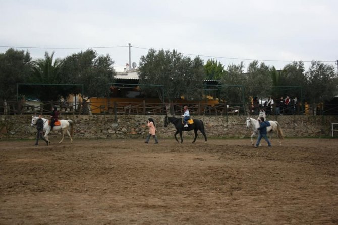 Burhaniye’de İ̇nci Kitap Kafe Öğrencileri At Bindi Ok Attı