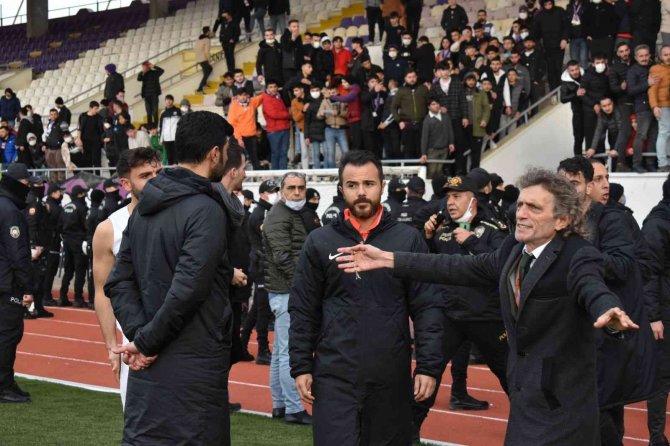 Taraftar İle Futbolcu Yumruk Yumruğa Birbirine Girdi